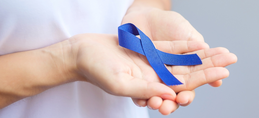 Le ruban bleu est le symbole de Mars bleu, le mois de mobilisation contre le cancer colorectal.