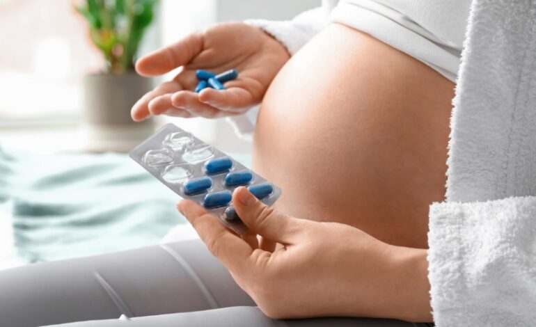 Malgré une contre-indication formelle à partir du 6e mois de grossesse, les anti-inflammatoires non stéroïdiens continuent d’être consommés par des femmes enceintes. L’Agence du médicament demande un renforcement des dispositifs d’information pour limiter les risques pour le fœtus.