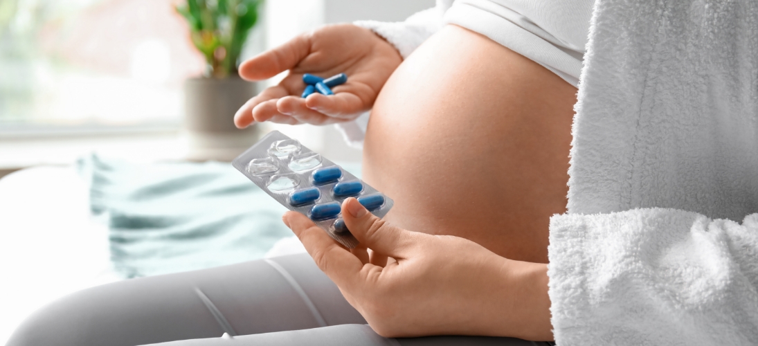 Malgré une contre-indication formelle à partir du 6e mois de grossesse, les anti-inflammatoires non stéroïdiens continuent d’être consommés par des femmes enceintes. L’Agence du médicament demande un renforcement des dispositifs d’information pour limiter les risques pour le fœtus.