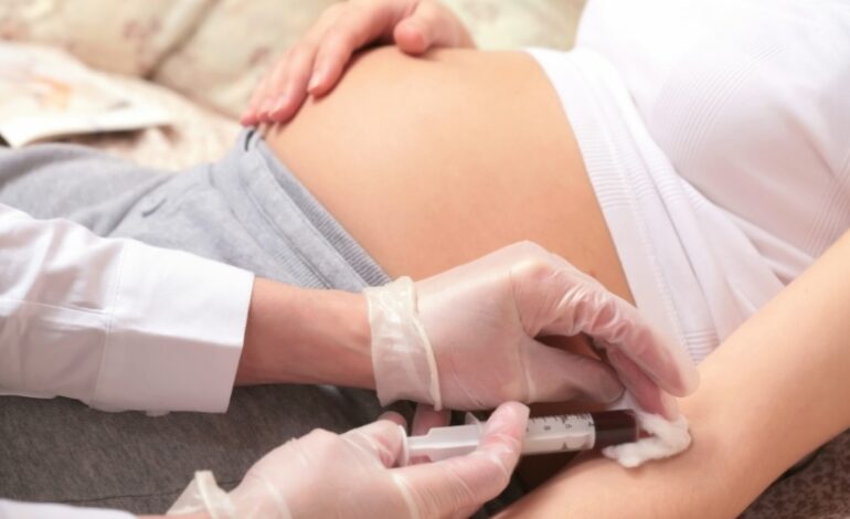 Pour prévenir les risques de séquelles graves chez le fœtus, la Haute autorité de santé recommande désormais le dépistage de l’infection à cytomégalovirus chez les femmes enceintes.