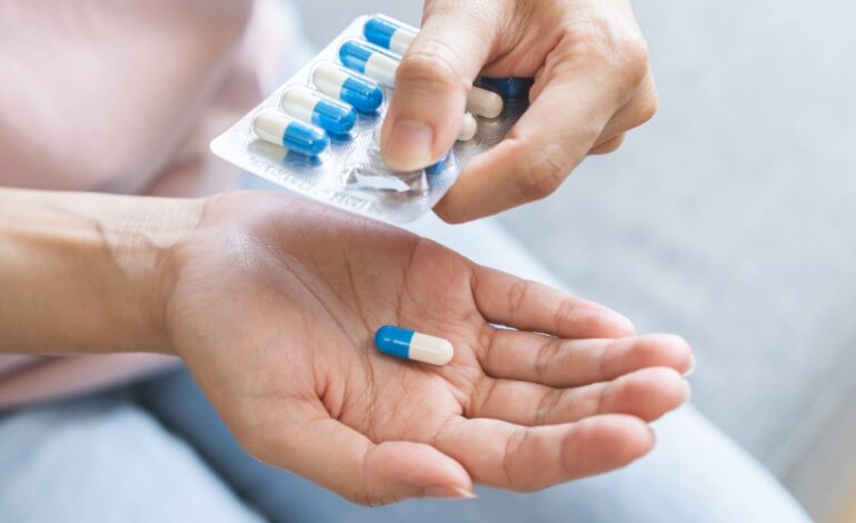 Pendant la période estivale, les médicaments et dispositifs médicaux nécessitent une attention particulière. Voici les précautions essentielles à prendre pour préserver sa santé et l’efficacité de ses traitements.
