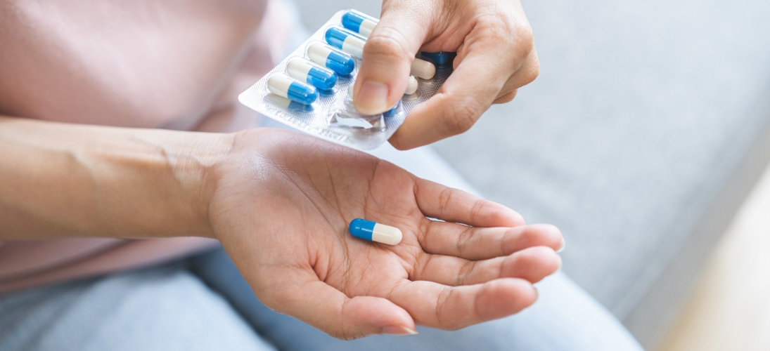 Pendant la période estivale, les médicaments et dispositifs médicaux nécessitent une attention particulière. Voici les précautions essentielles à prendre pour préserver sa santé et l’efficacité de ses traitements.