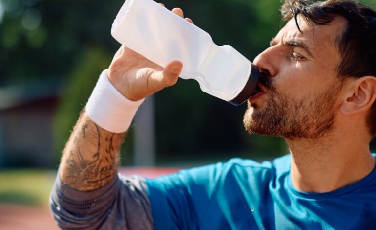 Quand il fait chaud, la pratique d’une activité sportive peut entraîner un coup de chaleur, potentiellement mortel. Heureusement, il existe des gestes simples pour l’éviter et faire du sport l'été en toute sécurité.