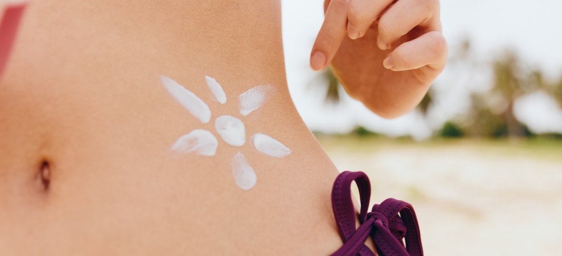 Le « sun tattoo », c’est la tendance de l’été sur les réseaux sociaux qu’il faut pourtant éviter car dangereuse pour la peau et la santé.