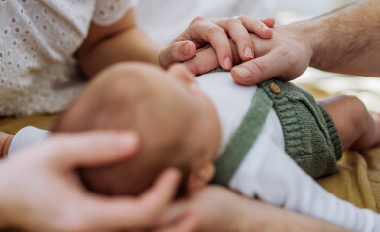 L’Assemblée nationale dévoile un rapport sur les différents congés parentaux actuellement en vigueur. Il préconise la création d’un nouveau congé, plus court mais mieux rémunéré, pour compléter les dispositifs déjà existants.