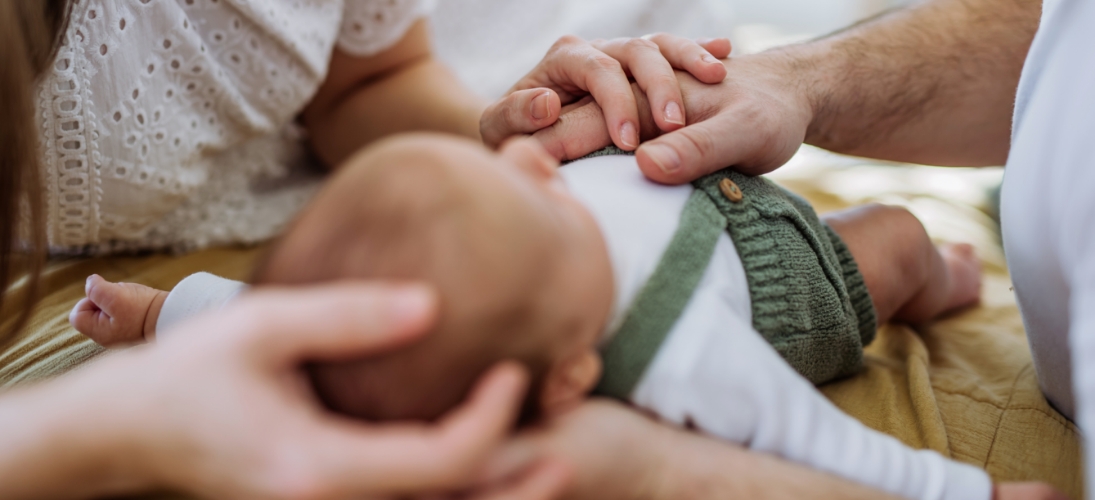 L’Assemblée nationale dévoile un rapport sur les différents congés parentaux actuellement en vigueur. Il préconise la création d’un nouveau congé, plus court mais mieux rémunéré, pour compléter les dispositifs déjà existants.