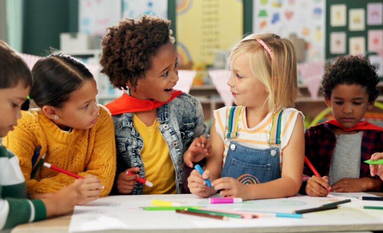 Pour initier les enfants à la santé mentale, le gouvernement lance une campagne inédite mettant en scène les personnages du film d’animation Vice-Versa. À travers cet univers familier, l’objectif est d’aider les jeunes à mieux comprendre ce qu’ils ressentent et donner aux adultes les moyens de les accompagner.