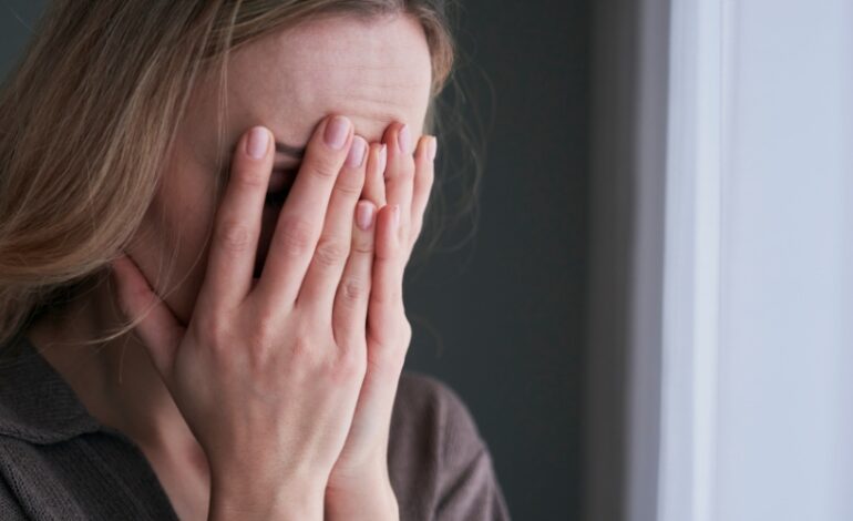 Les troubles psychiques sont dix fois plus fréquents chez les personnes atteintes de cancer que chez le reste de la population. Face à ce constat, la Fondation Arc propose des solutions pour aider les malades et leurs proches à prendre soin d’eux.