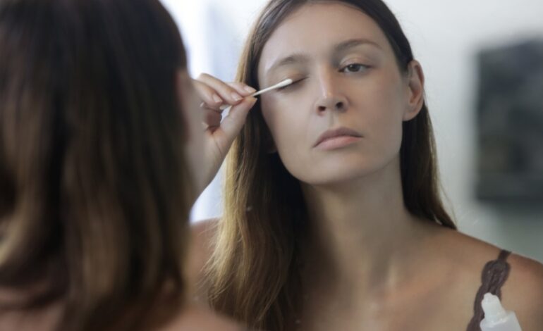 Les sérums pour faire pousser les cils peuvent avoir des conséquences graves, comme un changement définitif de la couleur des yeux.