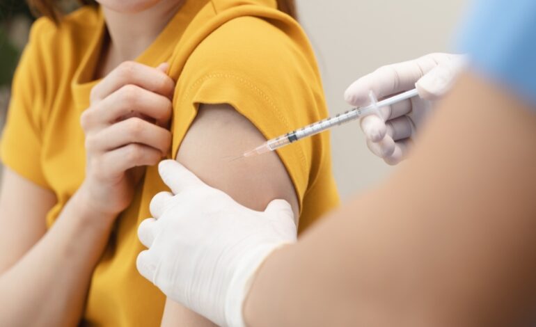 Dans un contexte d’hésitation vaccinale, l’Ordre des médecins formule une série de préconisations. Il souhaite ainsi renforcer l’information, la coordination et l’adhésion de la population.