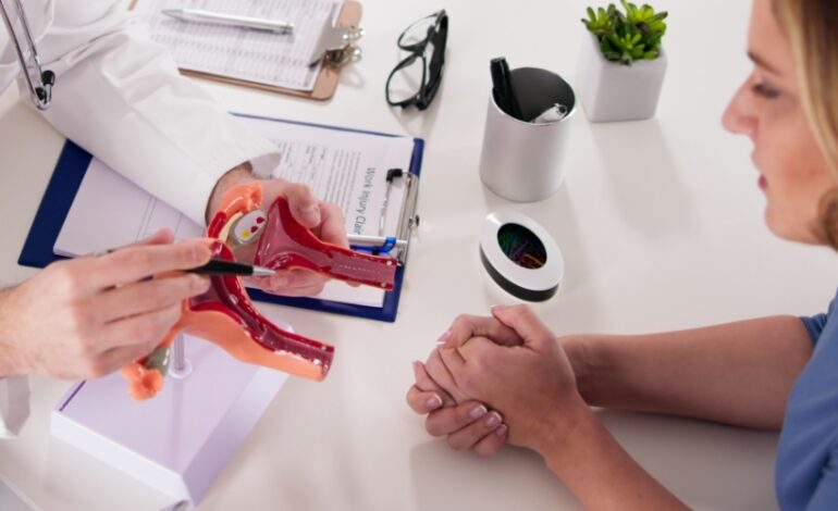 Deux gestes simples qui permettent de réduire drastiquement l’incidence du cancer du col de l'utérus : la vaccination et le dépistage.