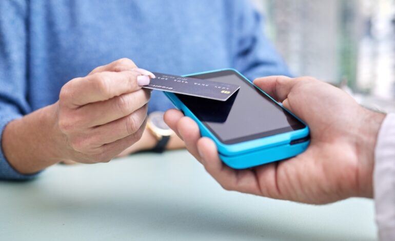 La complémentaire santé solidaire est une aide qui permet aux personnes modestes de réduire les coûts liés à leurs dépenses de santé.