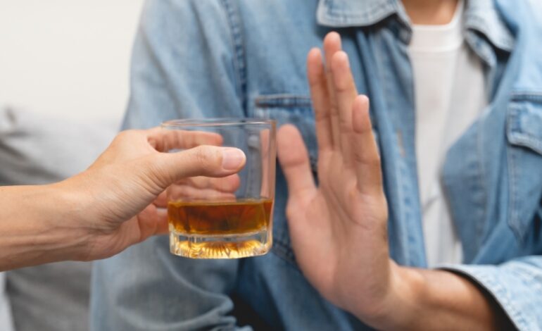 Le Dry January est l’occasion de prendre le temps de remettre en question son rapport à l’alcool en s’abstenant de boire.