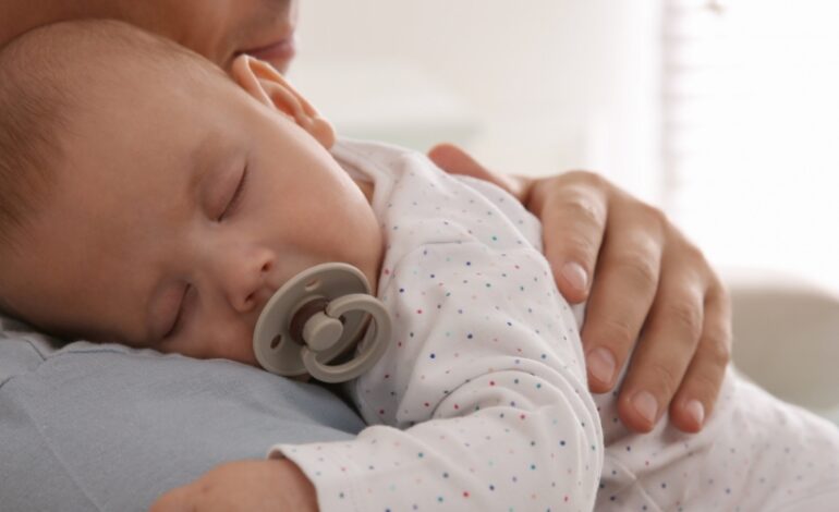 Depuis la réforme de juillet 2021, le congé de paternité connaît un essor inédit. Allongé à 25 jours, il est pris par plus de huit pères sur dix. Malgré tout, des freins professionnels et financiers continuent de peser sur certains profils de pères.