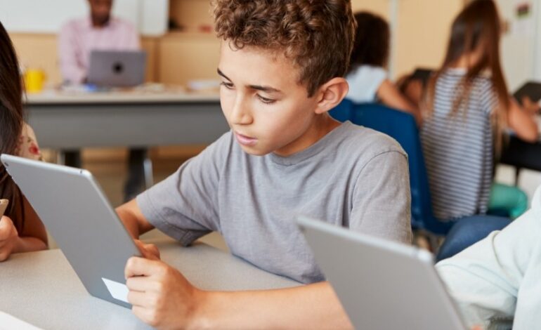 Depuis le 10 février et jusqu’à fin mars, le Safer internet day invite les familles et les équipes pédagogiques à sensibiliser les jeunes à un bon usage du numérique. L’objectif : les aider à construire une relation saine et équilibrée aux écrans.