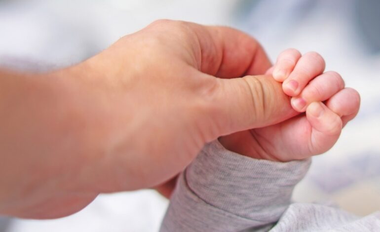 Préserver la fertilité et protéger la santé périnatale et maternelle : voilà les deux objectifs affichés par le gouvernement pour encourager les projets d’enfant.