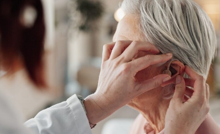 Malgré la prévalence des troubles de l'audition chez les personnes âgées, une large part ne recourt pas aux solutions existantes, au risque d’accentuer l’isolement et la perte d’autonomie.