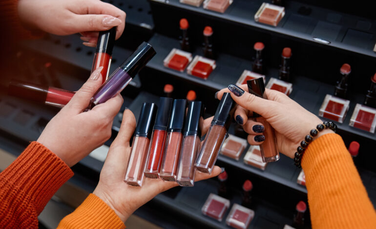 Une étude montre qu’utiliser moins de cosmétiques permet de diminuer en quelques jours seulement son exposition à des polluants chimiques, dont certains perturbateurs endocriniens.