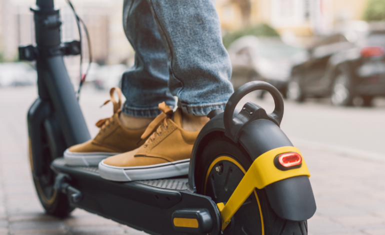 Les trottinettes électriques, perçues comme ludiques, sont à l’origine d’une recrudescence inquiétante d’accidents chez les plus jeunes.