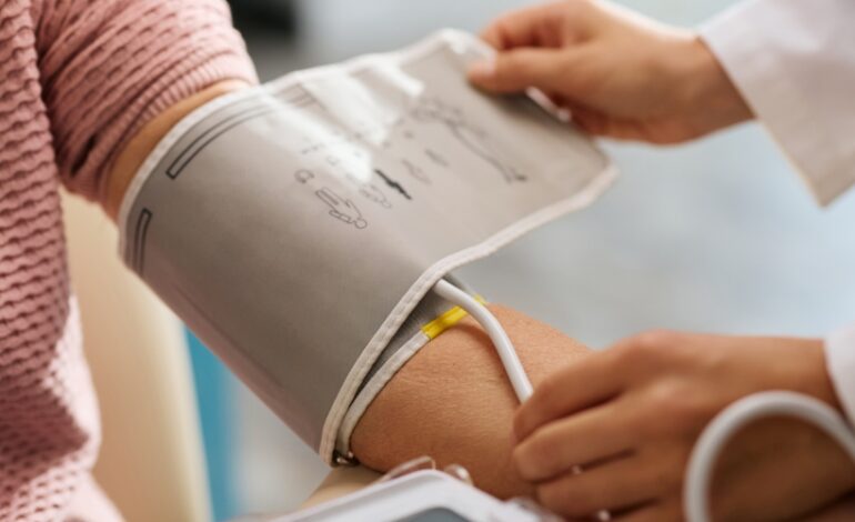 À travers sa nouvelle campagne « Votre tension mérite toute votre attention » l’Assurance maladie invite chacun à mesurer régulièrement sa pression artérielle. Un geste simple qui permet de mieux prévenir les maladies cardiovasculaires.